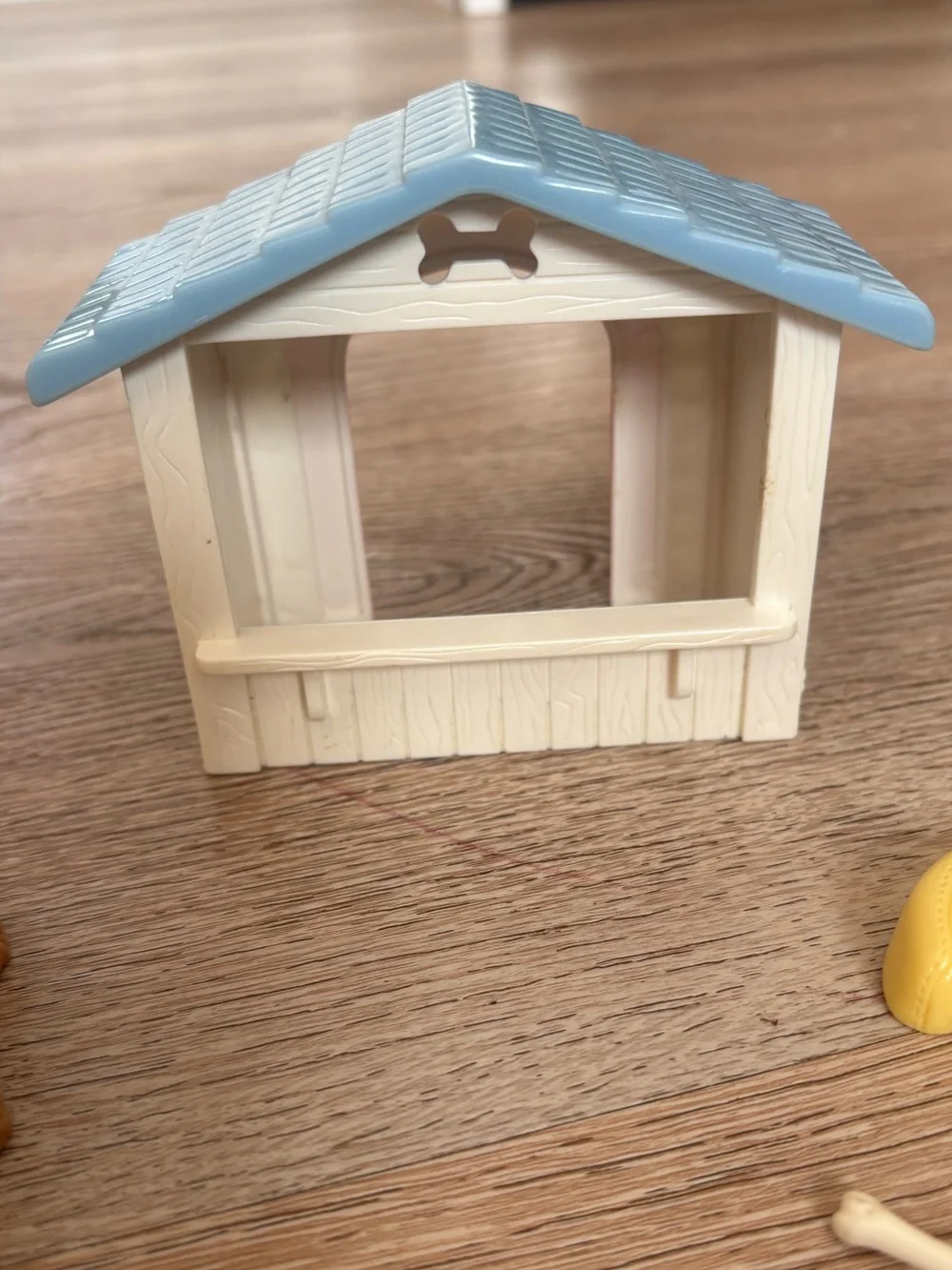 Fisher Price Loving Family Dog House Puppy Bed Bone K5318 2006 Dollhouse